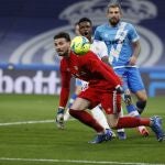 Vinicius trata de marca ante Dimitrievski, el portero del Rayo
