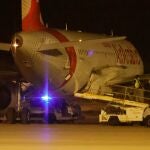 Imagen del avión de la Royale Air Marroc del que tras aterrizar de urgencia en el aeropuerto de Palma de Mallorca, un grupo de pasajeros ha abandonado la aeronave