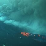 El volcán de La Palma y sus coladas desde el mirador de El Time. EFE/ Elvira Urquijo A.
