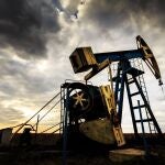 El aumento del precio del petróleo parece estar influido por su fuerte demanda, la pandemia y las tensiones geopolíticas