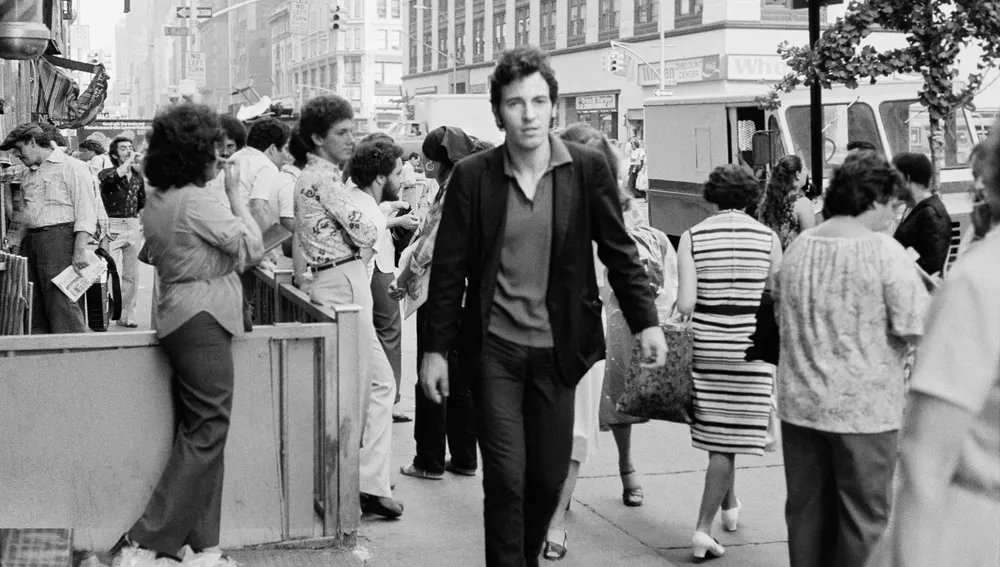 Springsteen caminando por las calles de Nueva York a finales de la década de los setenta
