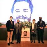 El presidente de la Diputación de Valladolid, Conrado Íscar, junto al alcalde de Simancas, Alberto Plaza, con familiares de Miki Naranja