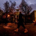 Una transeúnte pasa junto al edificio de la Embajada de Rusia en Berlín