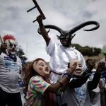 -FOTODELDIA- AME5420. SAN JOSÉ (COSTA RICA), 07/11/2021.- Dos personas con máscaras que hacen referencia al presidente de Nicaragua, Daniel Ortega (d), y su esposa la vicepresidenta Rosario Murillo (i), posan esposados durante una manifestación de nicaragüenses contra las elecciones presidenciales de su país, hoy, en San José (Costa Rica). Miles de nicaragüenses exiliados en Costa Rica protestaron este domingo por las principales calles de la capital contra el "fraude" y el "circo" electoral orquestado por el presidente de ese país, Daniel Ortega. En el marco de una jornada de manifestaciones, varios colectivos opositores nicaragüenses se unieron alrededor del mundo para repudiar las elecciones que se realizan este domingo en el país centroamericano. EFE/ Jeffrey Arguedas