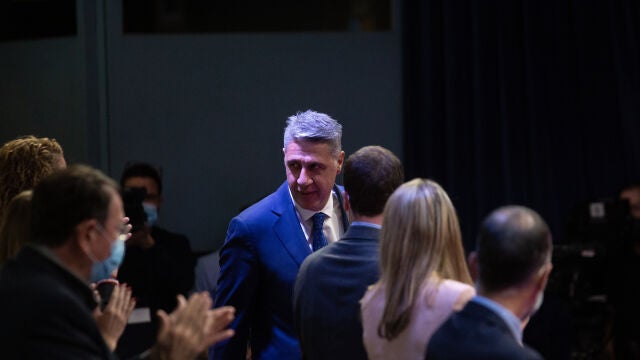 El alcalde de Badalona (Barcelona), Xavier García Albiol, después de intervenir en un pleno extraordinario para debatir la propuesta de moción de censura al alcalde, en el Ayuntamiento de Badalona