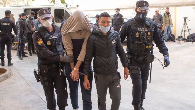 Uno de los doce detenidos del grupo de pasajeros magrebíes que huyó el pasado viernes de un avión que aterrizó de urgencia en Palma por una supuesta emergencia médica, es conducido a los juzgados para tomarle declaración después de que se negara a hacerlo ante la Policía. EFE/ Atienza