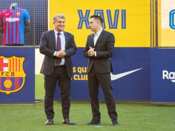 Xavi Hernandez y Joan Laporta