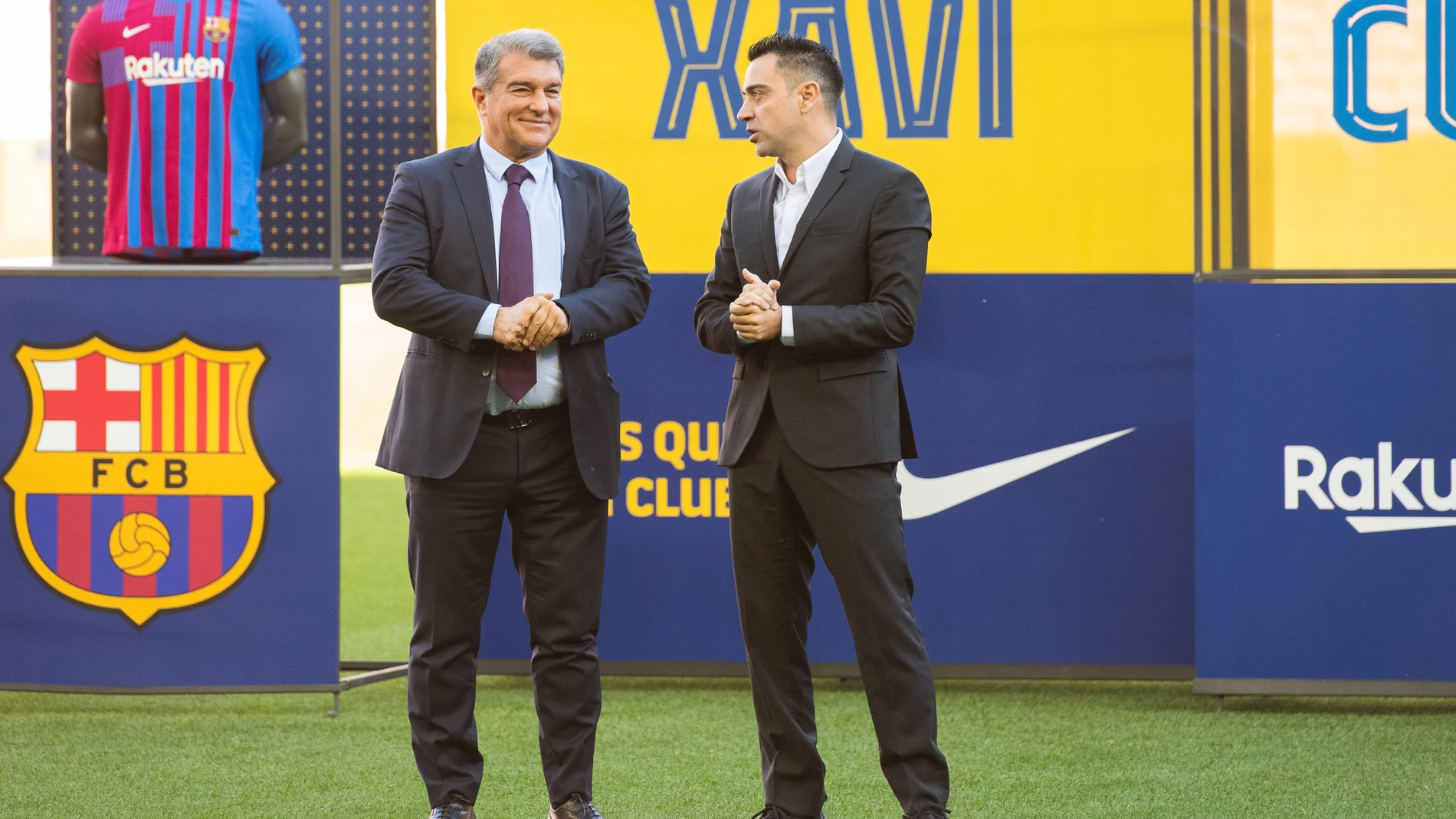 Xavi Hernandez y Joan Laporta
