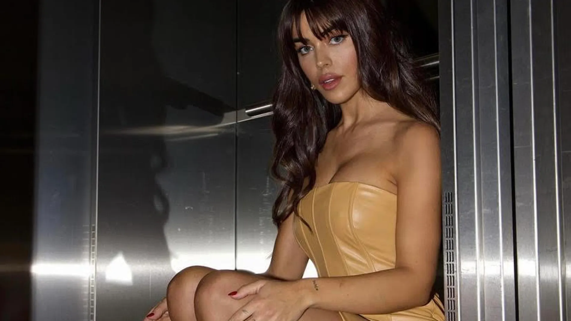 Violeta Mangriñán con vestido de efecto piel de Zara.