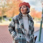 Carmen Gimeno con abrigo de cuadros de Pull&Bear.