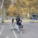 Un agente de la Guardia Urbana multa a una usuaria de patinete eléctrico en Barcelona