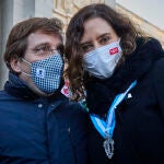 El alcalde de Madrid, José Luis Martínez-Almeida, y la presidenta de la Comunidad, Isabel Díaz Ayuso, a su llegada a la misa de la festividad de la Virgen de la Almudena