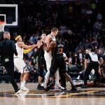 Markieff Morris, caído en el centro de la cancha después de recibir el empujón de Jokic