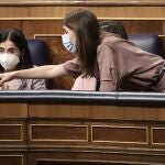 (I-D) La ministra de Sanidad, Carolina Darias; la ministra de Derechos Sociales y Agenda 2030, Ione Belarra; y la ministra de Igualdad, Irene Montero, en una sesión plenaria en el Congreso de los Diputados