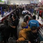 CIUDAD DE MÉXICO (MÉXICO), 09/11/2021.- Consumidores realizan compras este miércoles, en tiendas departamentales, donde arranca el "Fin irresistible" como parte del inicio del El Buen Fin, en la Ciudad de México (México). Las tiendas comerciales dieron inicio para ofrecer productos con descuentos, aprovechando El Buen Fin, que se llevara a cabo del 10 al 16 de noviembre del 2021, en la mayoría de los comercios de la Ciudad de México. EFE/ Carlos Ramírez