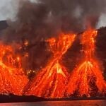 Fotografía de la colada de lava llegando al mar