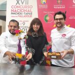 Ana Redondo con los cocineros ganadores de la mejor Tapa Mundial y Nacional