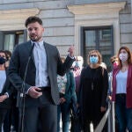 El portavoz parlamentario de ERC, Gabriel Rufián, realiza una declaración institucional acompañado de otros miembros de grupos independentistas tras abandonar una sesión plenaria del Congreso