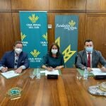 La delegada territorial de Educación y Deporte en Huelva, Estela Villalba, con el director de la Fundación Caja Rural del Sur, Emilio Ponce Tornero, y el presidente del Consejo Regulador de la Denominación Protegida de Origen (DOP) Jabugo