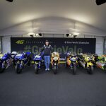 Valentino Rossi ha posado en el paddock del circuito de Cheste con todas las motos de sus nueve títulos