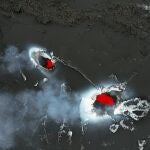 Un río de magma discurre por la fajana creada por la erupción del volcán Cumbre Vieja