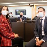 La líder de Ciudadanos, Inés Arrimadas, y el vicesecretario general, Edmundo Bal, durante la reunión que han mantenido con disidentes cubanos este jueves en el Congreso.