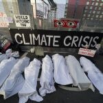 Activistas ataviados como cadáveres como protesta en la COP26