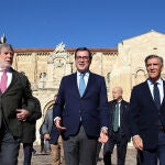 El presidente de la CEOE, Antonio Garamendi, con su homólogo en Castilla y León, Santiago Aparicio, y el de la FELE, Javier Cepedano