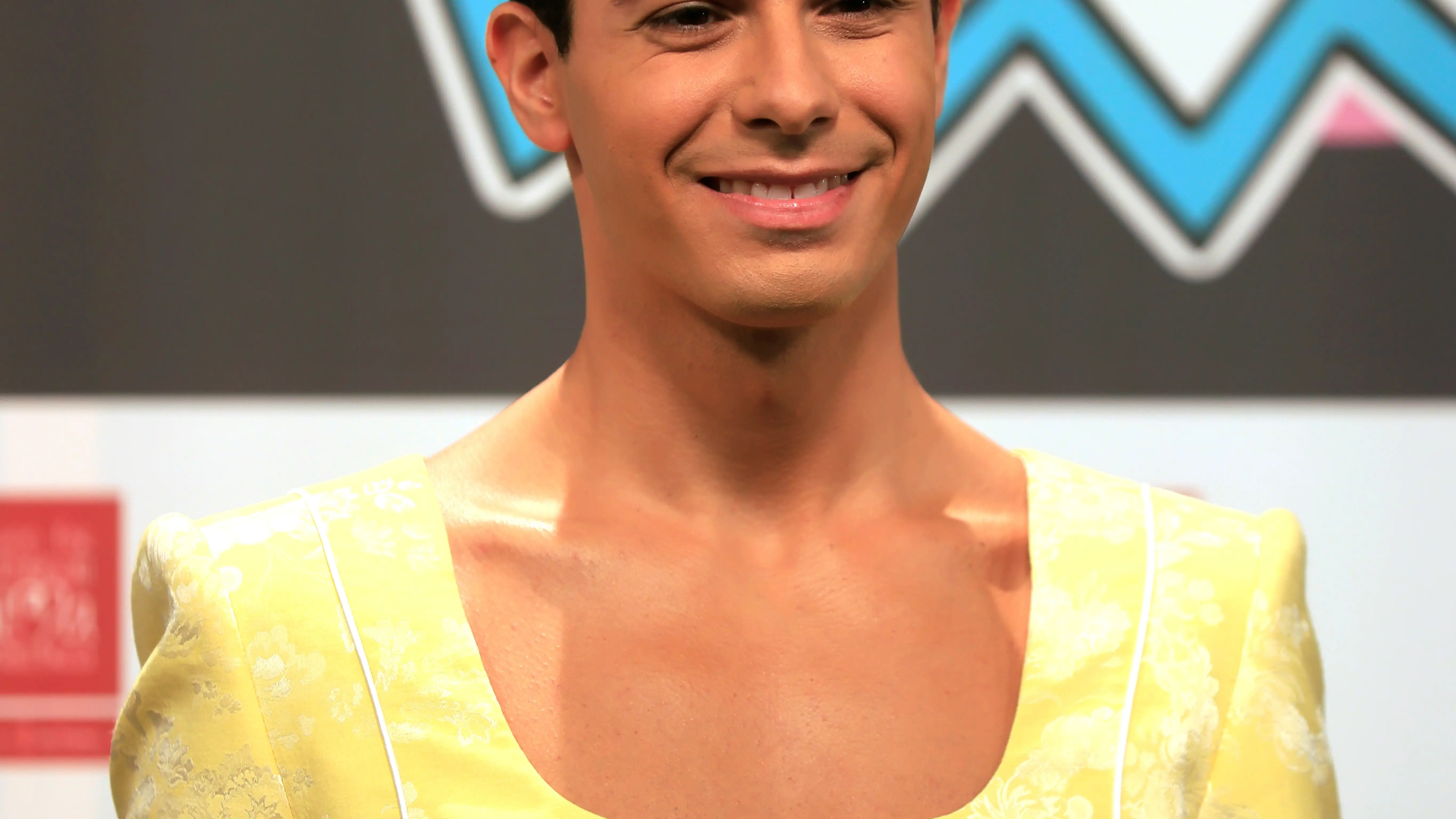 El cantante Alfred García posa para los fotógrafos durante el evento Los40 Music Adwards celebrado este viernes en el Palacio de Congresos de Palma de Mallorca.