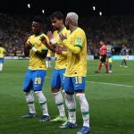 Vinicius y Neymar celebran junto a Lucas Paqueta un gol de la selección brasileña