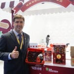 Hernán Garcés, quien forma parte de la tercera generación de Garces Fruit, presentó las cerezas chilenas a los visitantes en la Exposición Internacional de Importaciones de China (CIIE, siglas en inglés), el 5 de noviembre de 2021