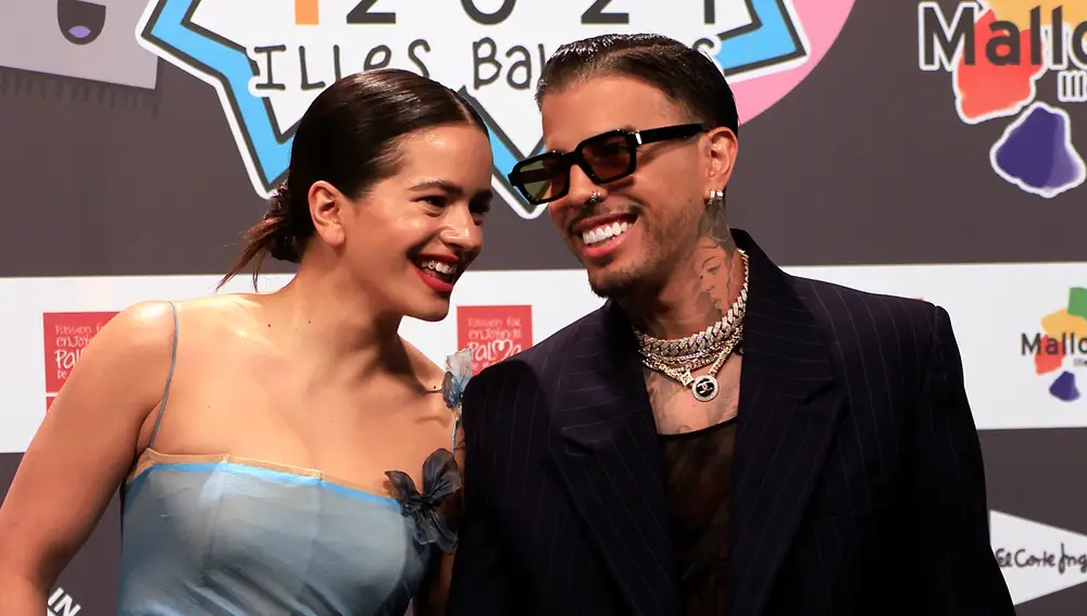 Rosalía y Rauw Alejandro anuncian su boda en 'Beso'.
