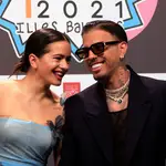 Rosalía y Rauw Alejandro anuncian su boda en 'Beso'.