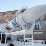 El MIURA 1, primer cohete espacial español, durante su presentación en la explanada del Museo Nacional de Ciencias Naturales, a 12 de noviembre de 2021, en Madrid, (España). Fabricado por la empresa PLD Space en Elche (Alicante) y testado en el aeropuerto de Teruel, será lanzado desde la base de El Arenosillo, en Huelva, el tercer trimestre del año que viene. El aparato, que mide 12,2 metros, alcanzará una altura de 153 kilómetros y contará con una carga de 100 kilos integrada por equipos.12 NOVIEMBRE 2021;MIURA;SPACE;COHETE;CIENCIAEduardo Parra / Europa Press12/11/2021