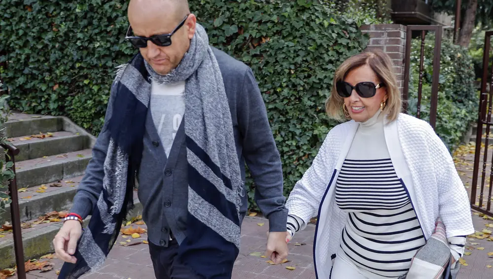 La periodista María Teresa Campos y Gustavo ( Chófer ) por las calles de Madrid.