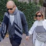La periodista María Teresa Campos y Gustavo ( Chófer ) por las calles de Madrid.
