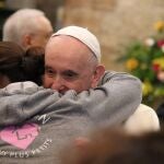 El Papa Francisco se abraza con una persona en riesgo de exclusiónen la Basilica de Santa Maria degli Angeli