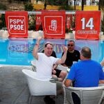Un grupo de turistas británicos saluda mientras consumen en una terraza durante el 14 Congreso del PSOE de la Comunidad Valenciana celebrado en el hotel Bali de Benidorm, este viernes. El PSPV-PSOE ha 'tomado' durante 72 horas uno de los iconos del turismo valenciano, el rascacielos del hotel Gran Bali de Benidorm (Alicante), para el congreso nacional del partido que deberá relanzar el liderazgo político de Ximo Puig.