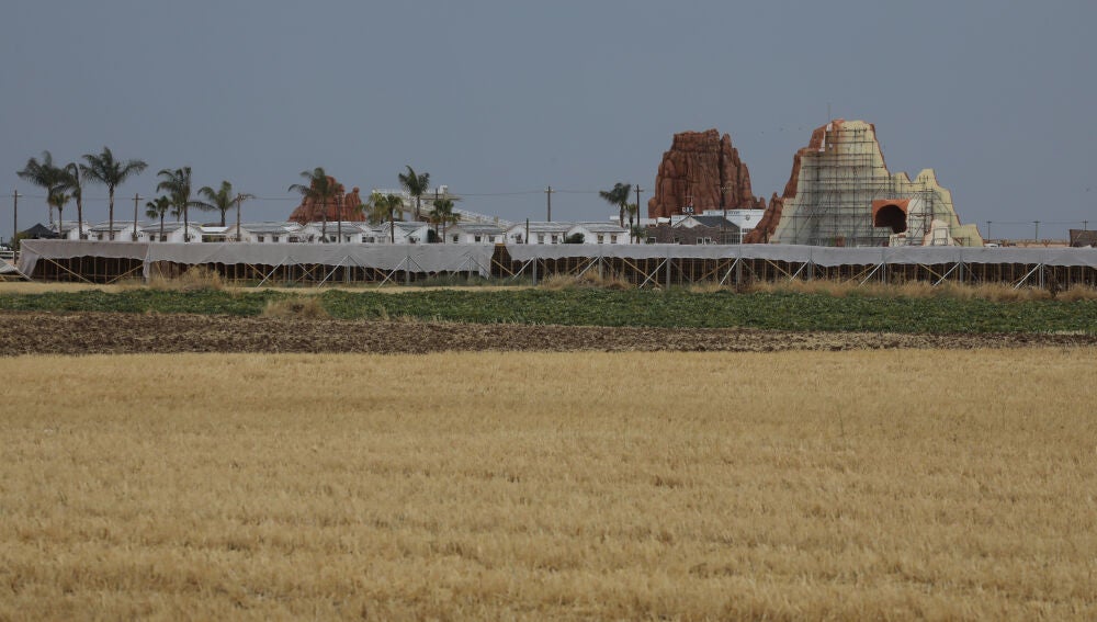Los espectaculares decorados de «Asteroid Ciy», a un lado de la carretera de Chinchón a Colmenar de Oreja