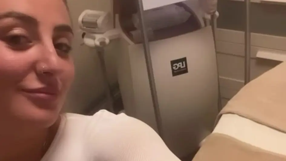 Rocío Flores se somete a un tratamiento