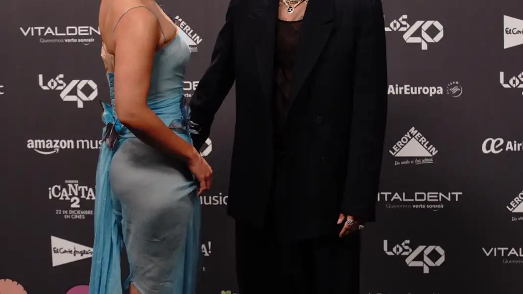 Rosalía y Rauw Alejandro, muy cómplices en Los 40 Music Awards