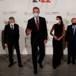 Los Reyes junto al ministro del Interior, Fernando Grande Marlaska (2i), y el presidente del Patronato del Teatro Real, Gregorio Marañón (2d), entre otros, ayer en el Teatro Real de Madrid