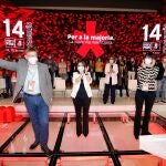 La número dos federal del PSOE, Adriana Lastra (c), y la ministra de Ciencia e Innovación, Diana Morant (d), aplauden al líder de los socialistas valencianos, Ximo Puig (i),durante el 14 Congreso del PSOE de la Comunidad Valenciana celebrado en el hotel Bali de Benidorm, este sábado.