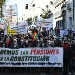 Imagen de la cabecera de la manifestación celebrada hoy en Madrid para reclamar el blindaje de las pensiones en la Constitución