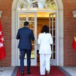 Pedro Sánchez recibe en el Palacio de la Moncloa a la presidenta de la Comunidad de Madrid, Isabel Díaz Ayuso.