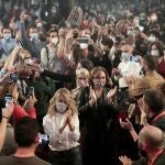 Las cinco lideresas de izquierda que protagonizan este sábado el encuentro "Otras Políticas" en València saludan a su llegada al acto en el Teatro Olympia, entre aplausos de los asistentes.La ministra de Trabajo, Yolanda Díaz, la vicepresidenta del Gobierno valenciano, Mónica Oltra , la alcaldesa de Barcelona, Ada Colau,la líder de Más Madrid, Mónica García , y la portavoz del MDyC en Ceuta, Fátima Hamed , han llegado pasadas las 10.30 horas, andando y cogidas, y desde la gente que esperaba para entrar se han lanzado gritos de "presidenta, presidenta". EFE/Ana Escobar