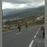 Los motoristas haciendo "caballitos" en plena carretera