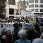 Protesta de los transportistas a la puertas del Teatro Olympia de Valencia donde se celebra el acto liderado por la ministra de Trabajo, Yolanda Díaz