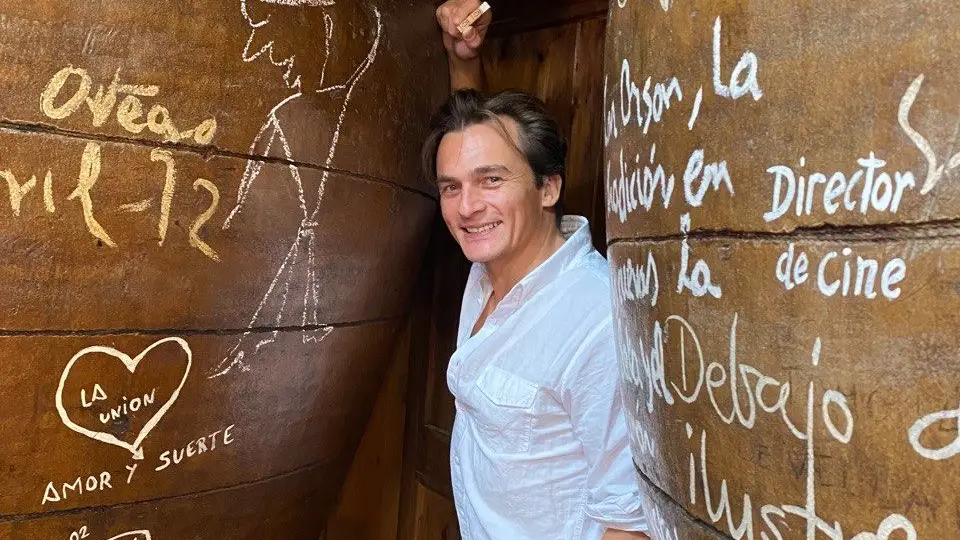 Rupert Friend, entre las tinajas del Mesón Cuevas del Vino