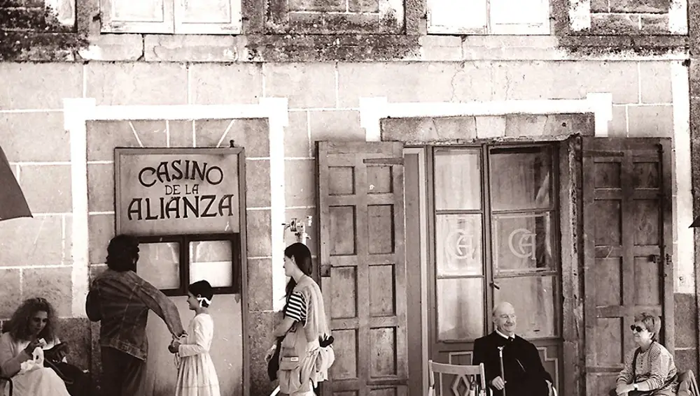 Fernando Fernán Gómez, a la derecha, durante el rodaje de "La lengua de las mariposas"